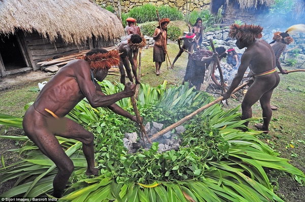 Lễ hội "đốt đá" độc đáo của bộ tộc khỏa thân ở Indonesia 7